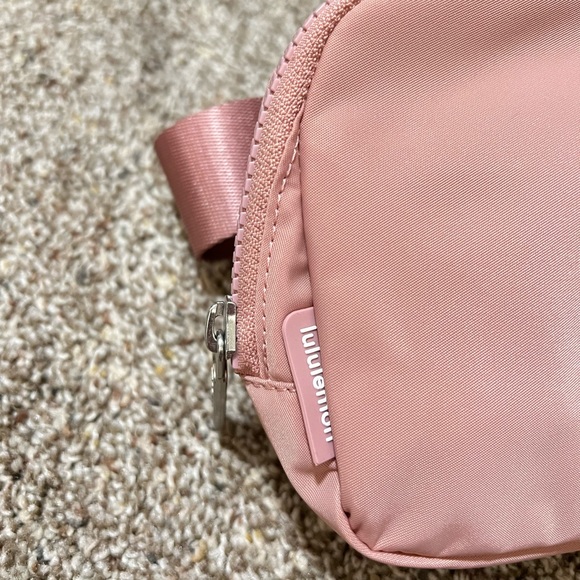 NWT Lululemon Everywhere Belt Bag “Pink Pastel (PNPA)” - Picture 3 of 7